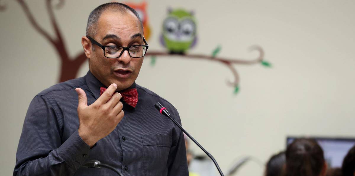El secretario de Educación, Eligio Hernández, se retrasa para firmar el Contrato de servicios con el Nuevo Instituto Escolar