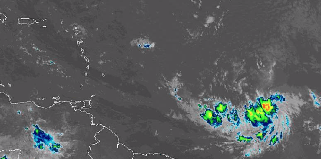 Centro Nacional de Huracanes vigila nueva onda tropical en ruta al Caribe