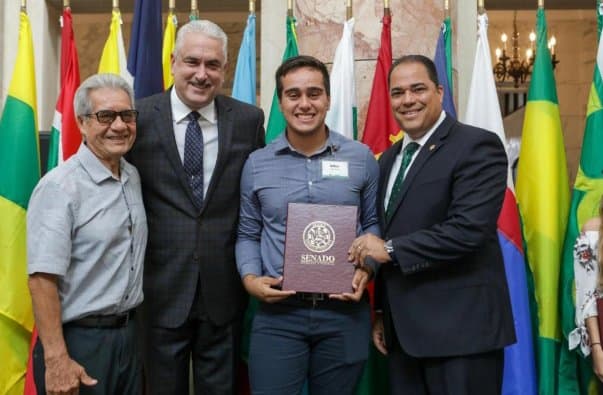 Rivera Schatz entrega más de 300  becas universitarias del Senado