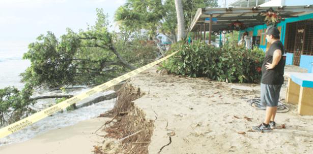 Grave erosión costera en Rincón causa colapso de estructuras