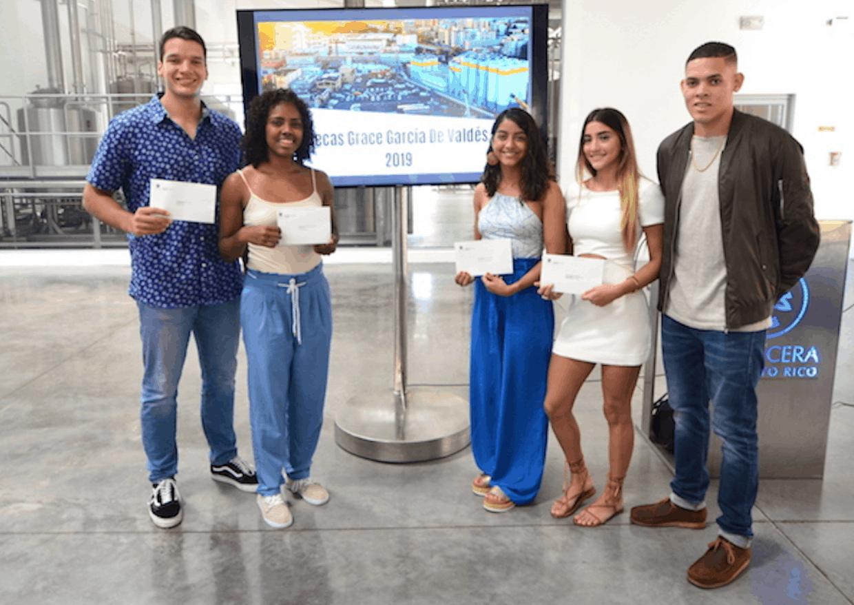 Becan a atletas del Recinto Universitario de Mayagüez de la UPR