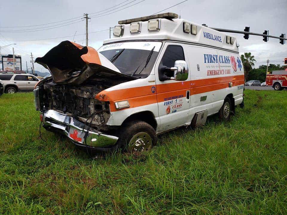 Ambulancia que transportaba menor de edad sufre accidente grave