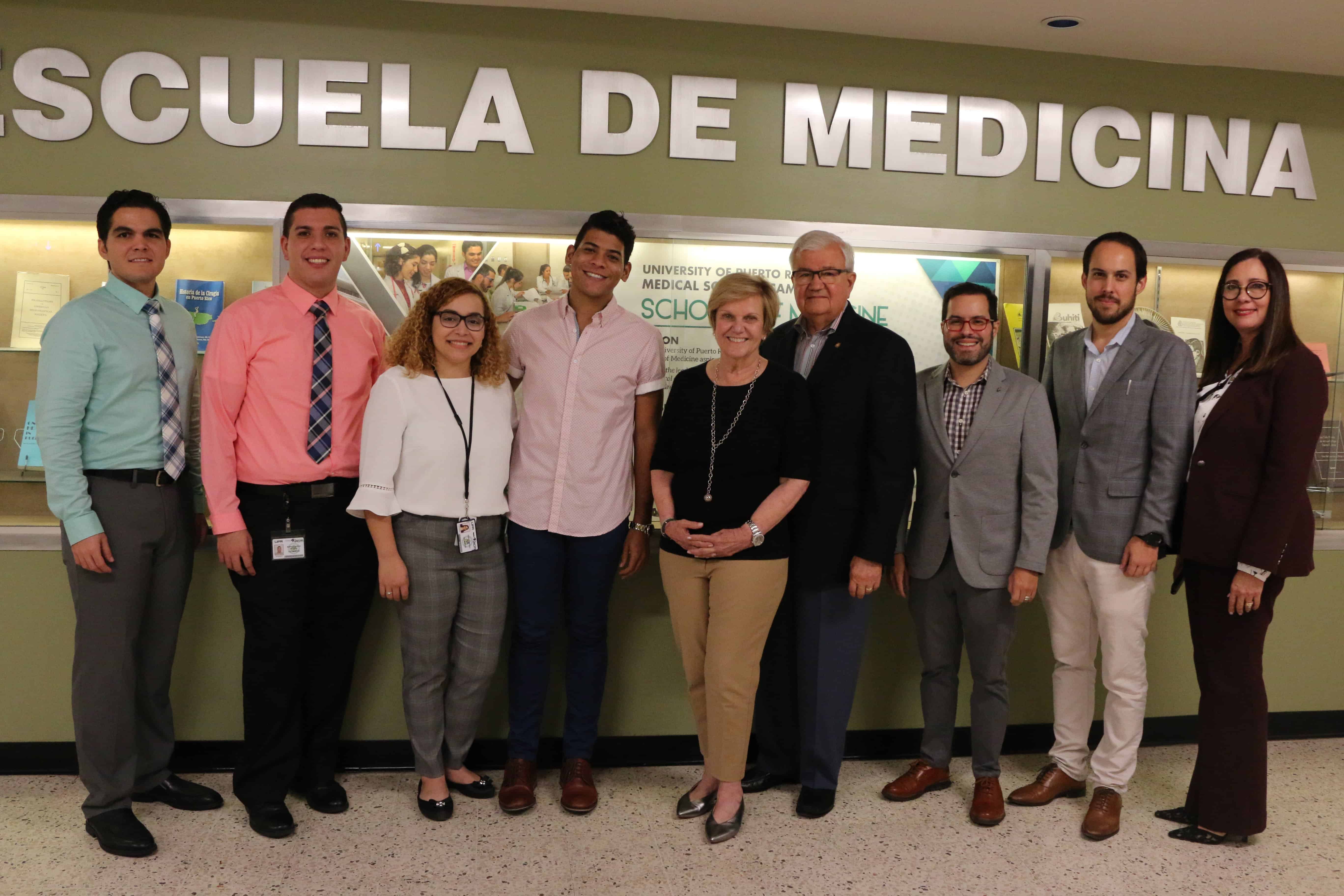 Médico boricua brinda becas a estudiantes de Medicina de la UPR