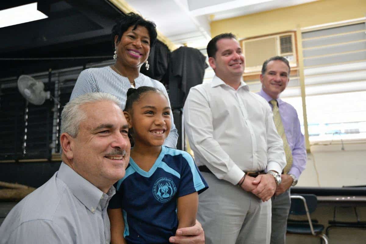 Rivera Schatz adopta más escuelas en San Juan y Carolina