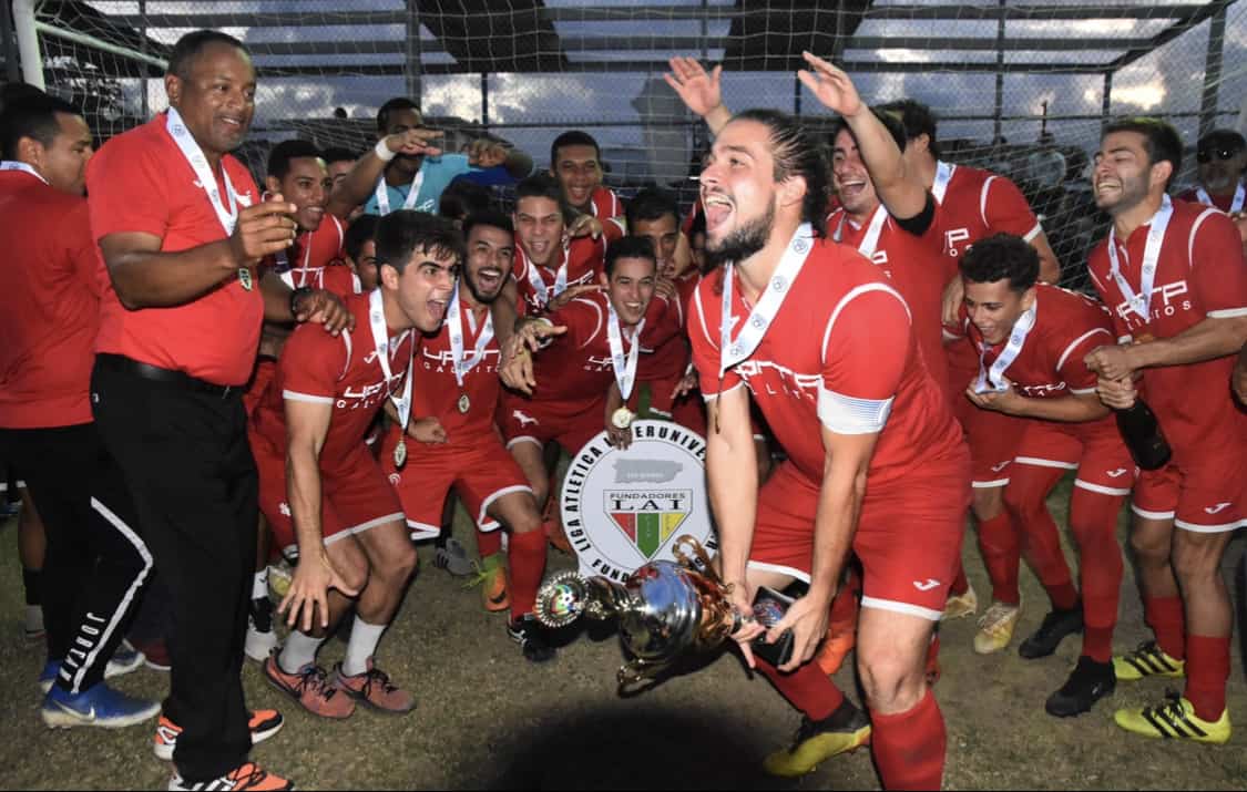 Gallitos de la UPR se coronan como campeones de fútbol en la LAI