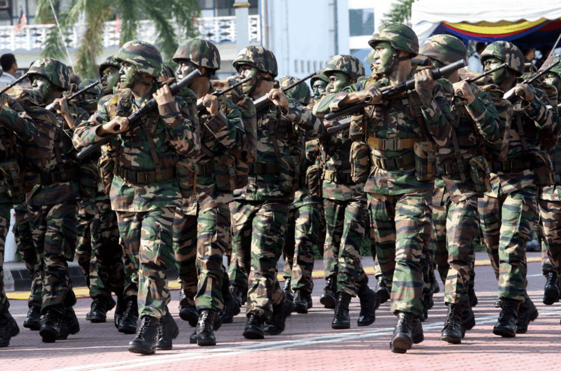 Malasia despliega su ejército en las calles para hacer cumplir las restricciones