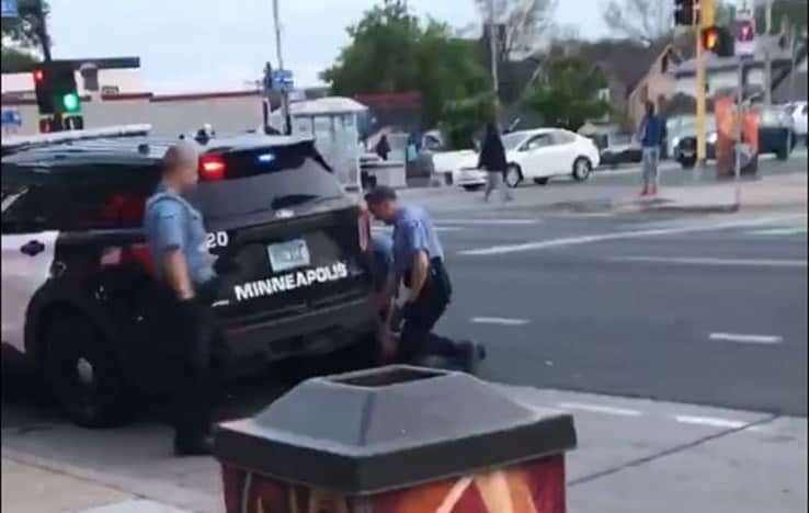 Hombre fallece en medio de arresto luego de que un oficial le presionara el cuello con su rodilla por 8 minutos