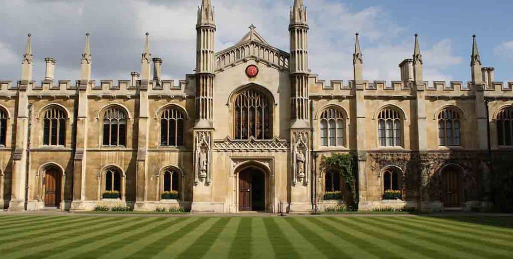 Universidad de Cambridge tendrá todas sus clases online hasta verano 2021