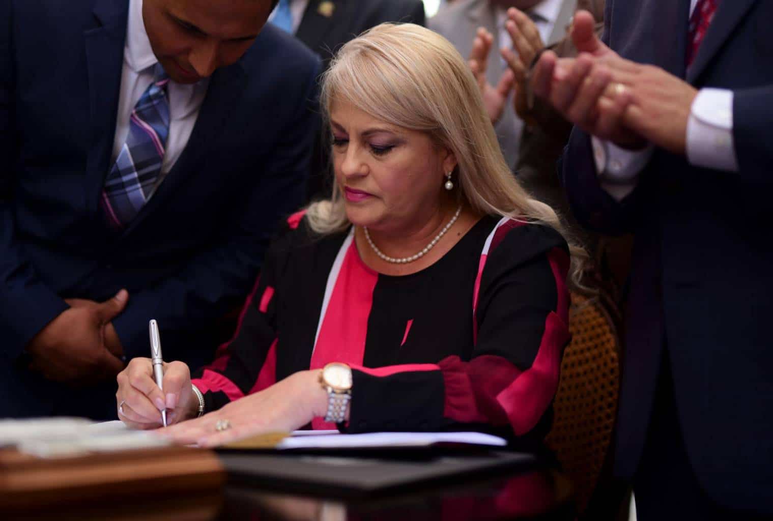 Gobernadora firma nueva Ley de Condominios de Puerto Rico