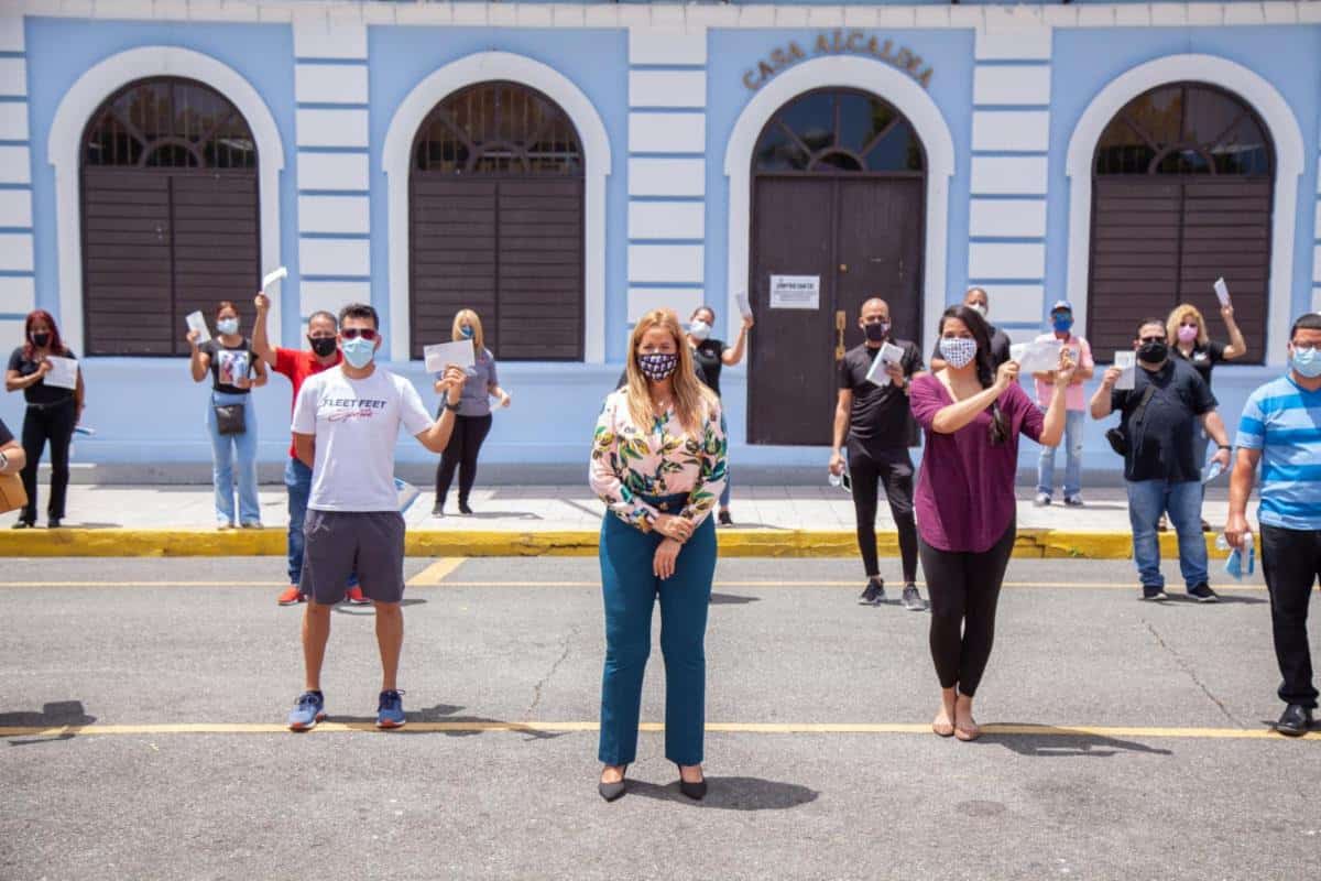 Alcaldesa de Canóvanas entrega incentivo de $500 a comerciantes afectados por la pandemia