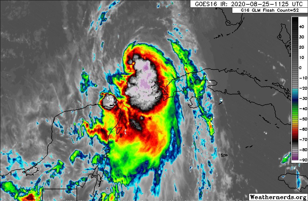 Laura podría azotar a Texas y Louisiana como huracán categoría 3