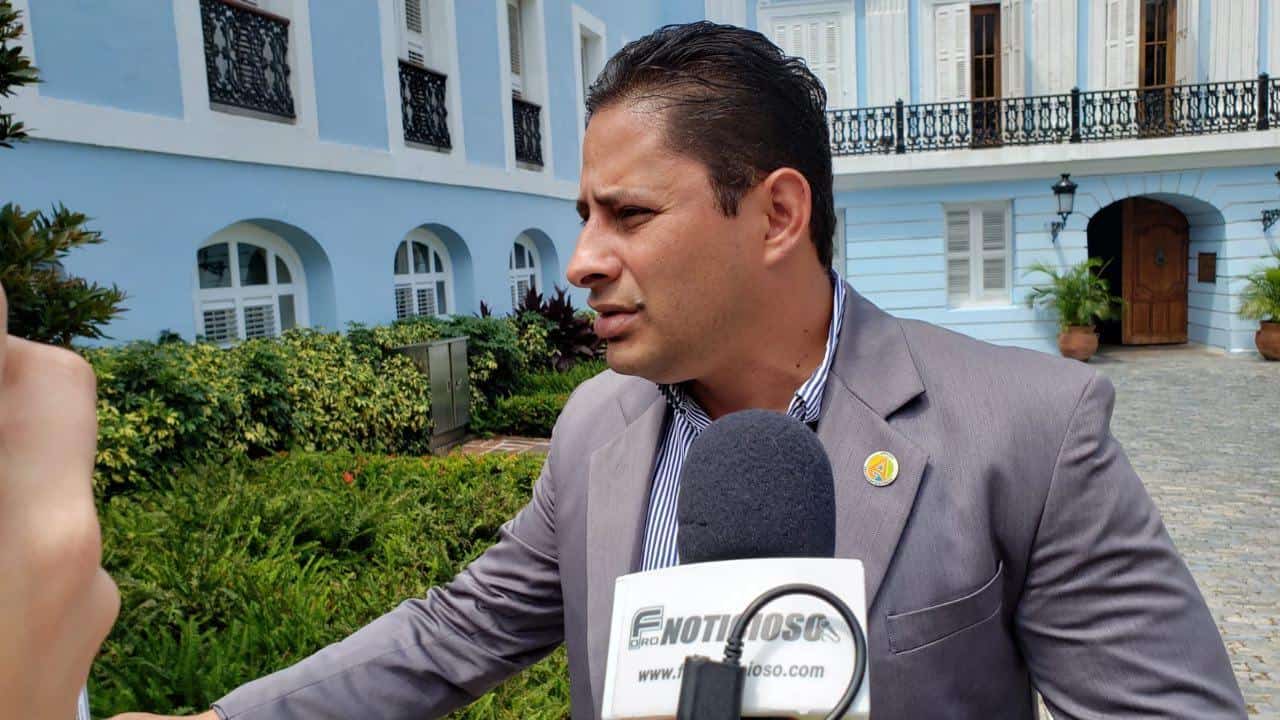 Denuncian que alcalde saliente de Arecibo deja $50 millones en deudas con la AEE y AAA