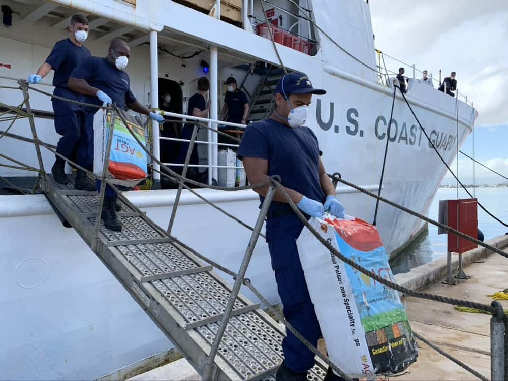 Guardia Costera transfiere $6.8 millones en cocaína incautada y 4 supuestos contrabandistas a agentes federales en San Juan