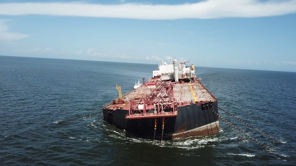 Barco con 1.3 millones de barriles de petróleo podría hundirse en el Mar Caribe