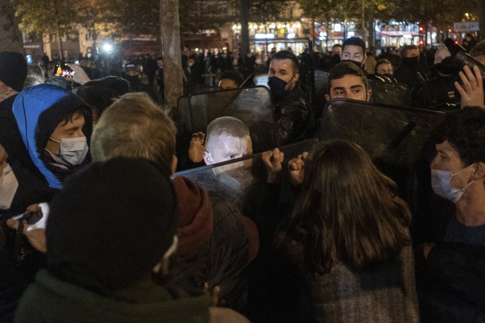 Policía de Paris bajo investigación tras actos contra inmigrantes