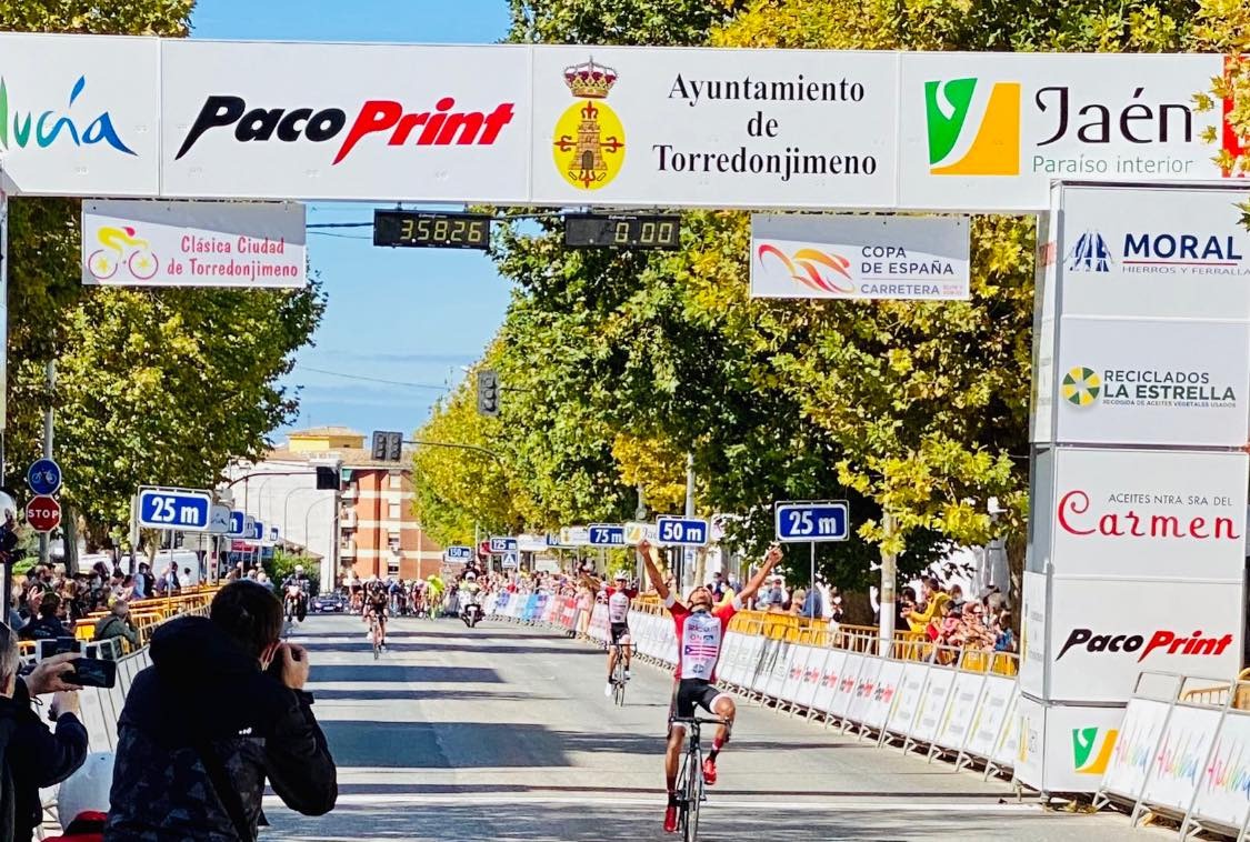Puertorriqueño firma con equipo ciclista español de primera división del ciclismo mundial