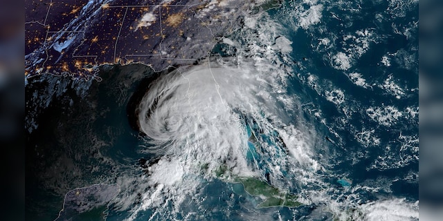 Eta se debilita a tormenta tropical antes de impactar a Florida