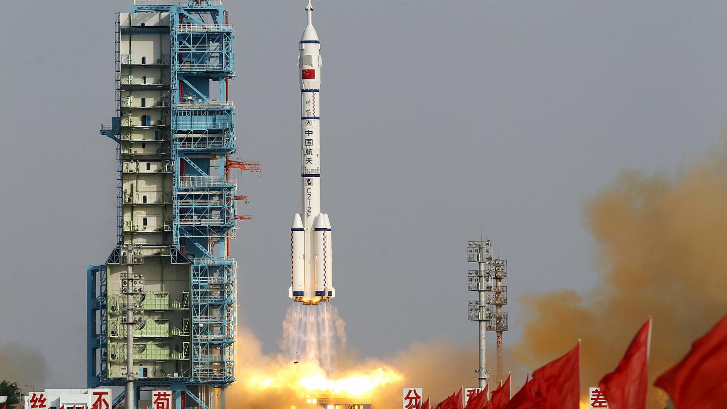 China lanza misión para extraer material lunar