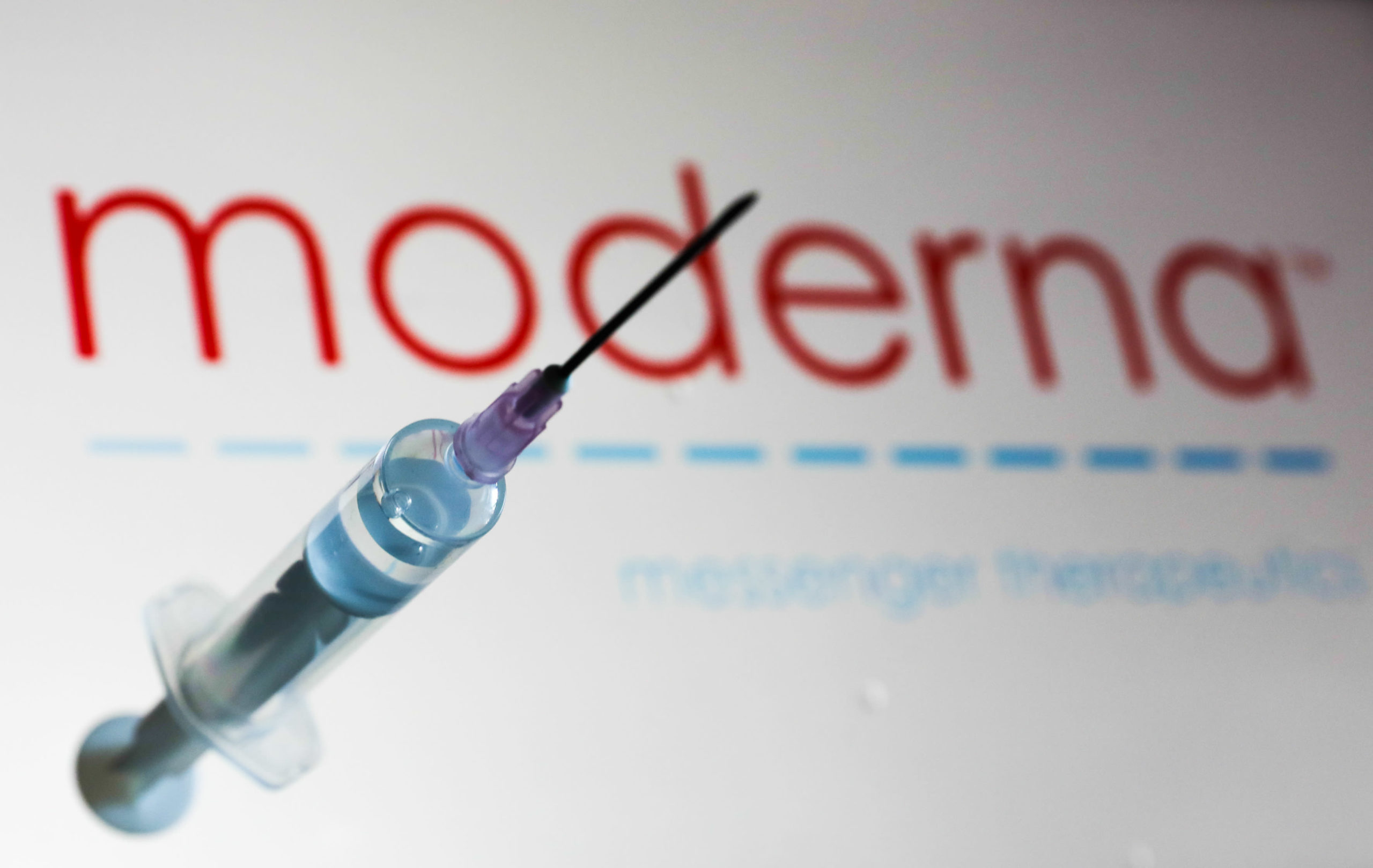 Moderna busca permisos para uso de sus vacunas en EE.UU. y Europa