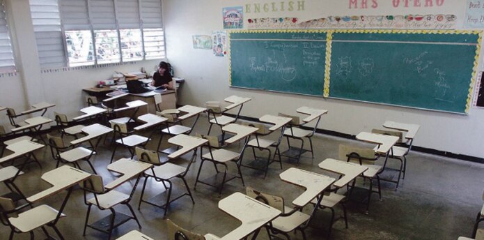 Ramos anuncia 27 escuelas del sur a subasta, alcaldes lo respaldan