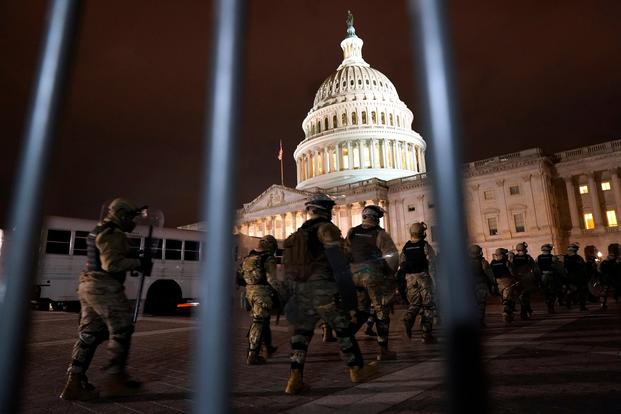Ejército colocará barricada de 7 pies de altura alrededor del Capitolio federal por los próximos 30 días