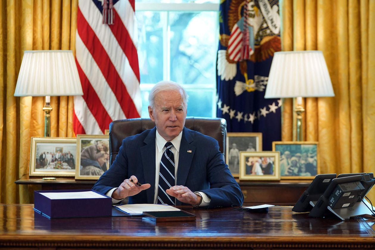 Biden firma paquete de ayudas por COVID-19