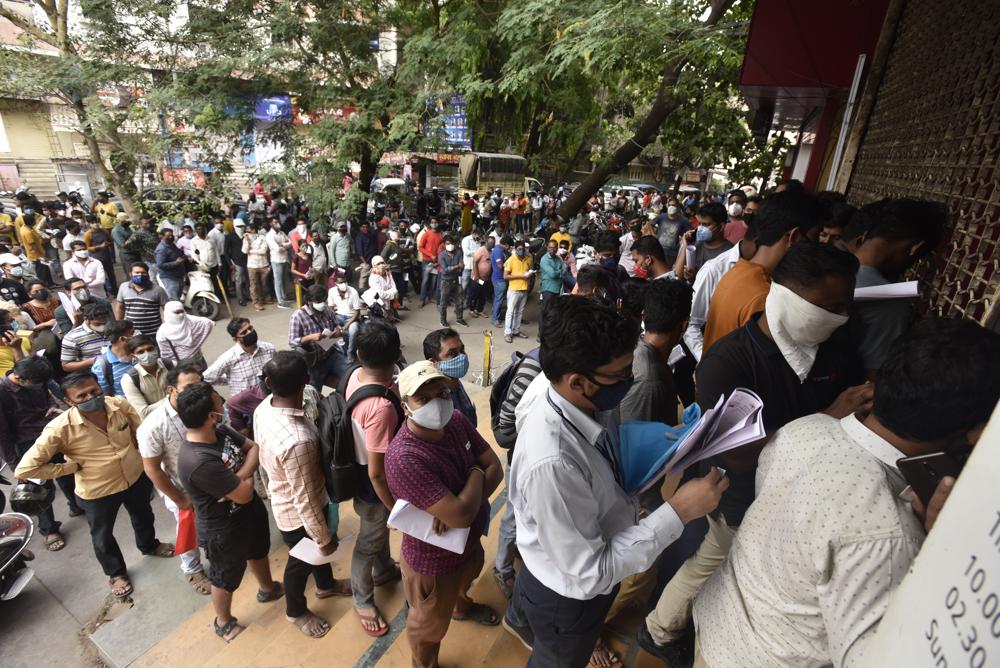 Miles de personas acuden al mercado negro para conseguir medicamentos en la India