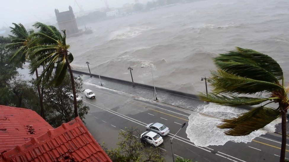 India se prepara para ciclón en medio de ola de contagios de COVID-19