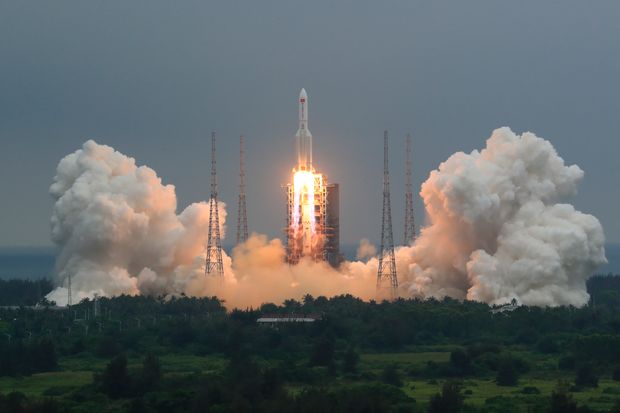 Escombros de cohete chino se dirigen a la Tierra