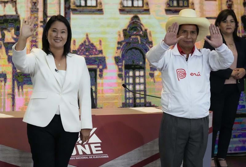 Los votantes peruanos se enfrentan a la elección entre 2 populistas polarizadores