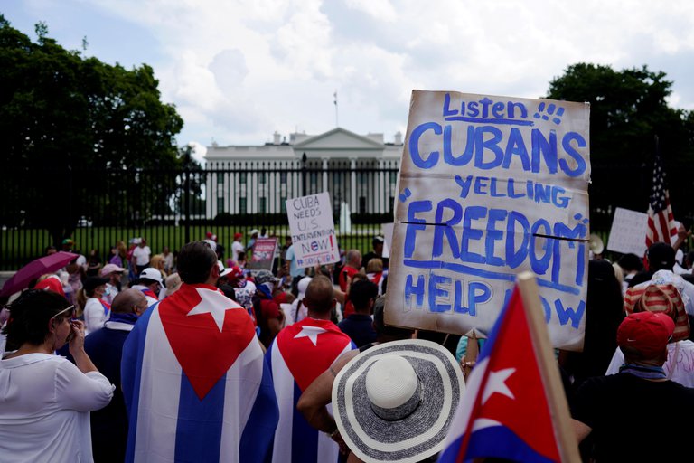 La caravana de cubanos llegó a Washington y protesta frente a la Casa Blanca contra la dictadura castrista