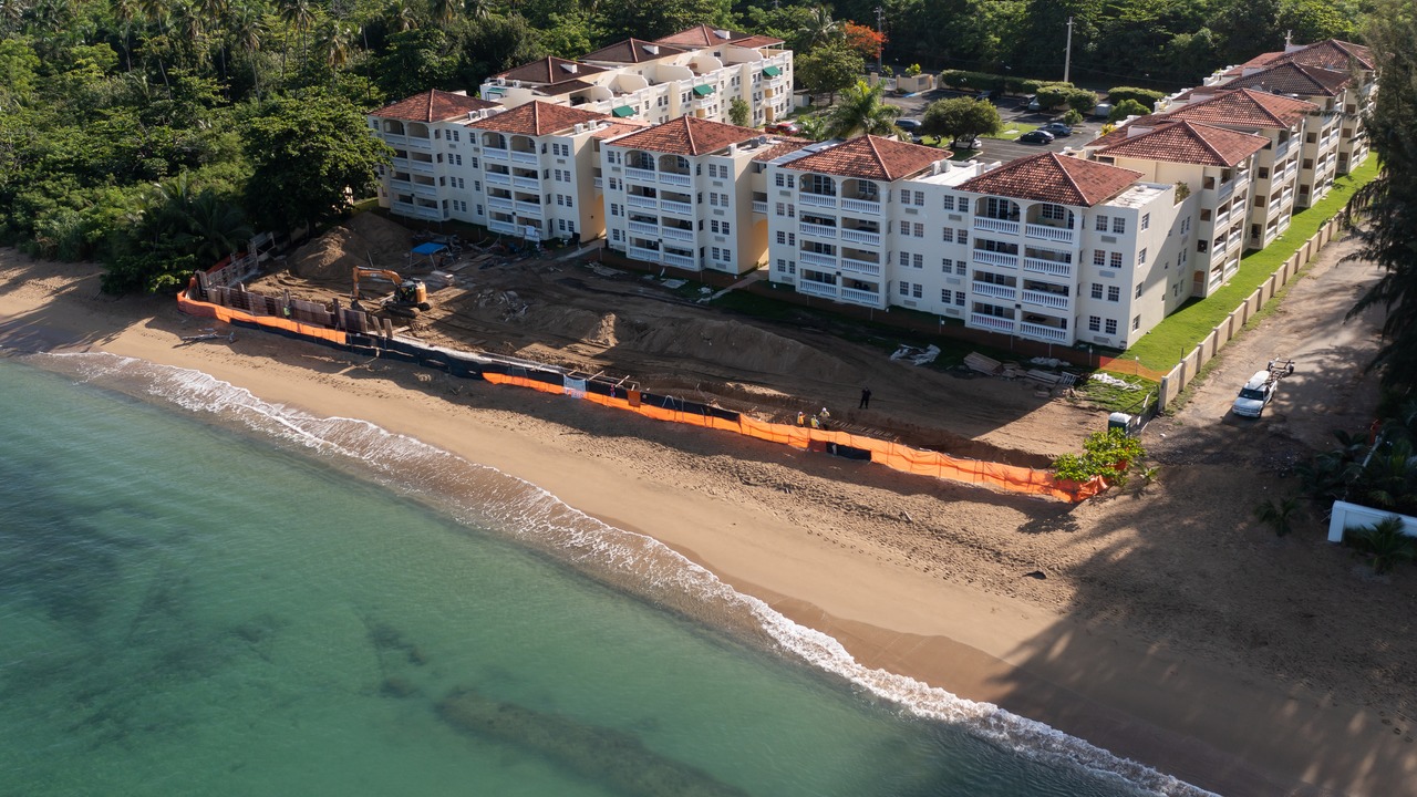 Frenada construcción en el condominio Sol y Playa en Rincón