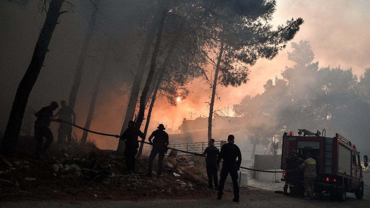 Devastadores incendios que arrasan Grecia y Turquía comienzan a reducirse