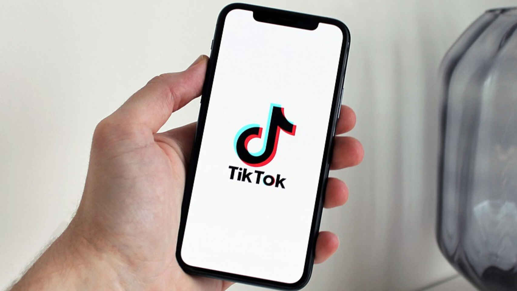 La aplicación china TikTok habría ayudado a promover más rápido mentiras de las vacunas de COVID-19