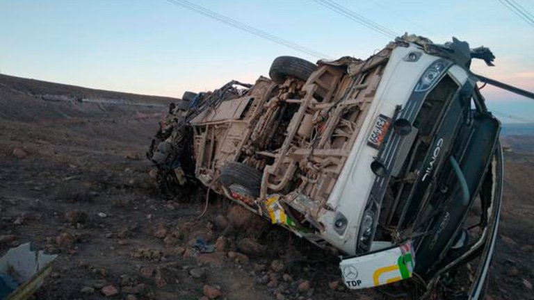 Al menos 16 muertos y dos heridos por un autobús que cayó a un precipicio en Perú