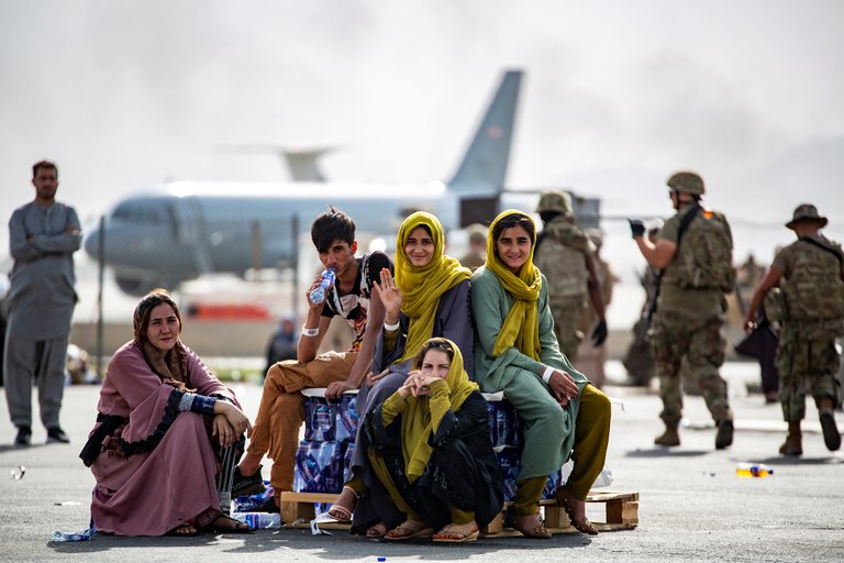 Miles de afganos se aglomeran en el aeropuerto de Kabul