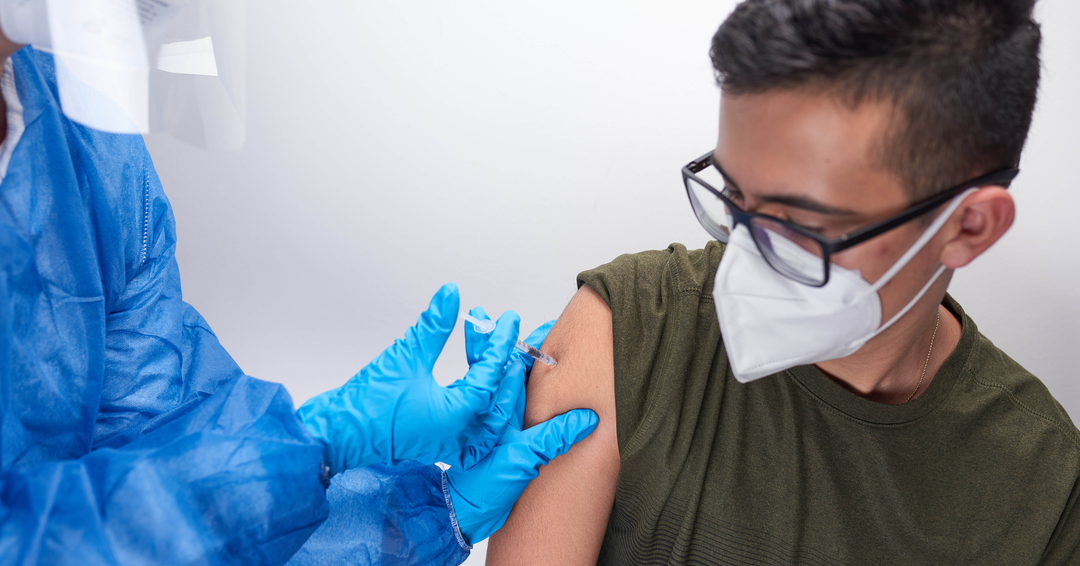 Obligatoria la vacuna para empleados de industrias privadas, señala gobernador
