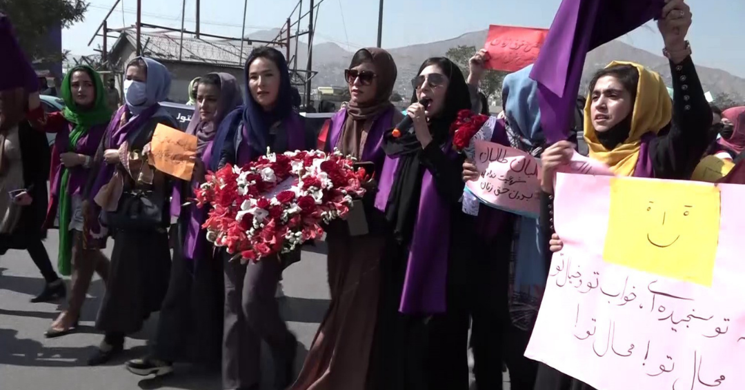 Talibanes disuelven protestas por los derechos de las mujeres en Kabul