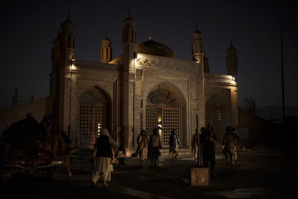 Bomba en mezquita en Afganistán deja varios civiles muertos