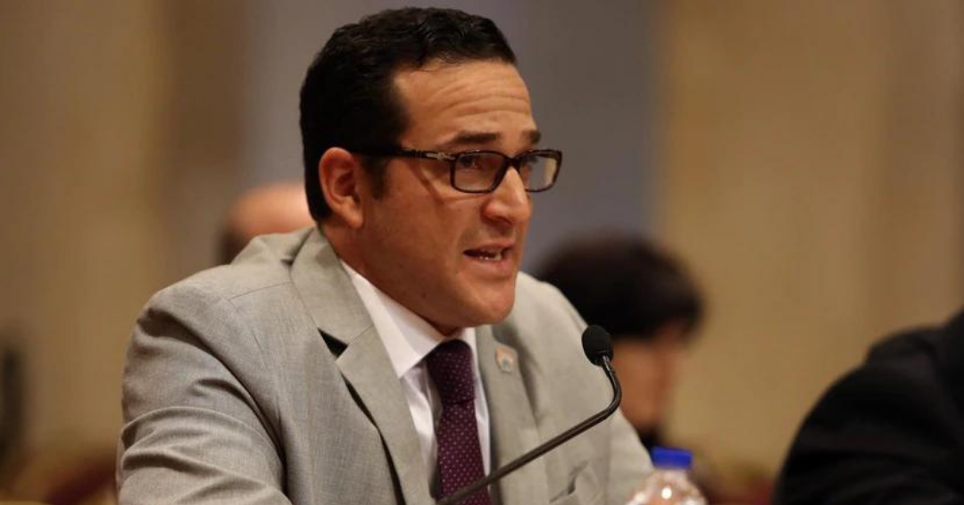 Fernando Gil defiende aumento de la tarifa eléctrica