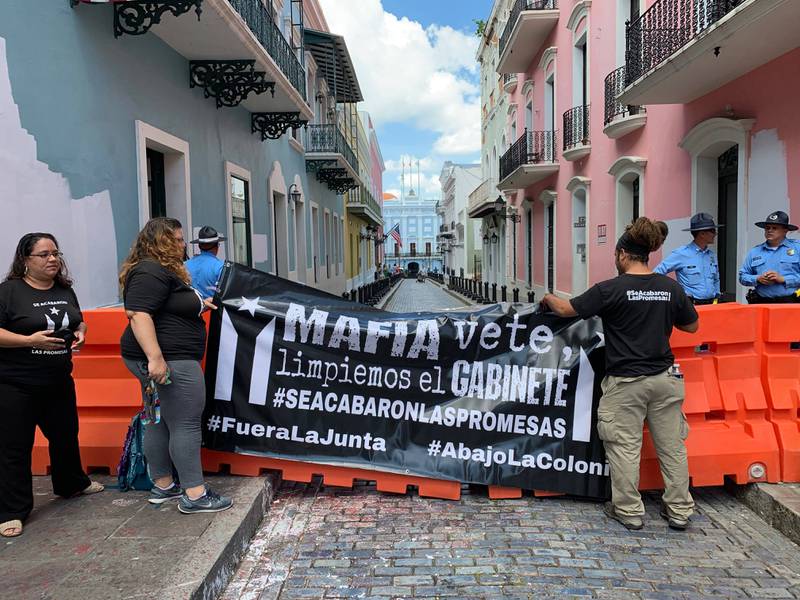 Activistas Anti Promesa bajan la bandera estadounidense en San Juan
