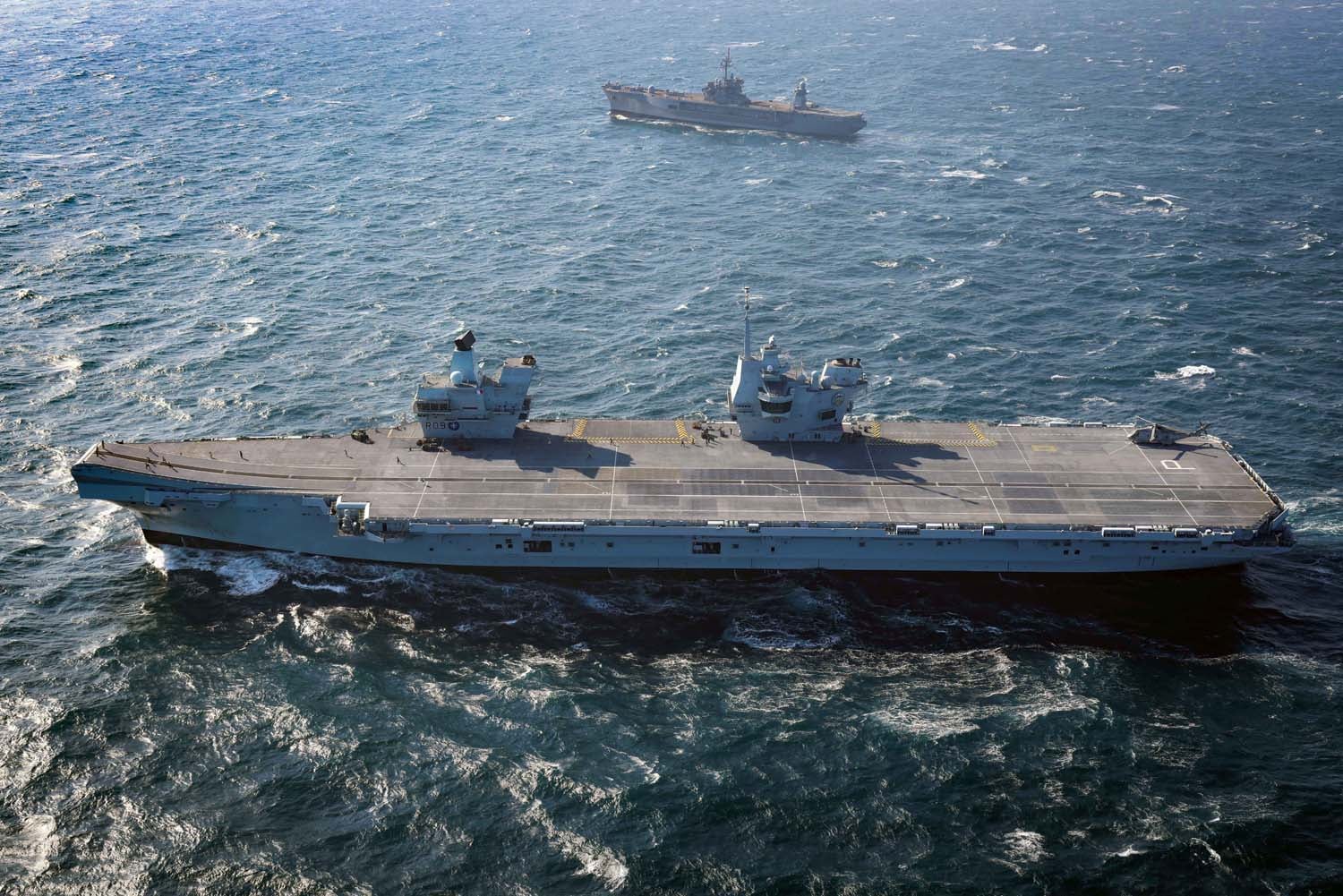 Detenido en las costas de Inglaterra, buque de guerra más grande de Reino Unido tras desperfectos mecánicos 