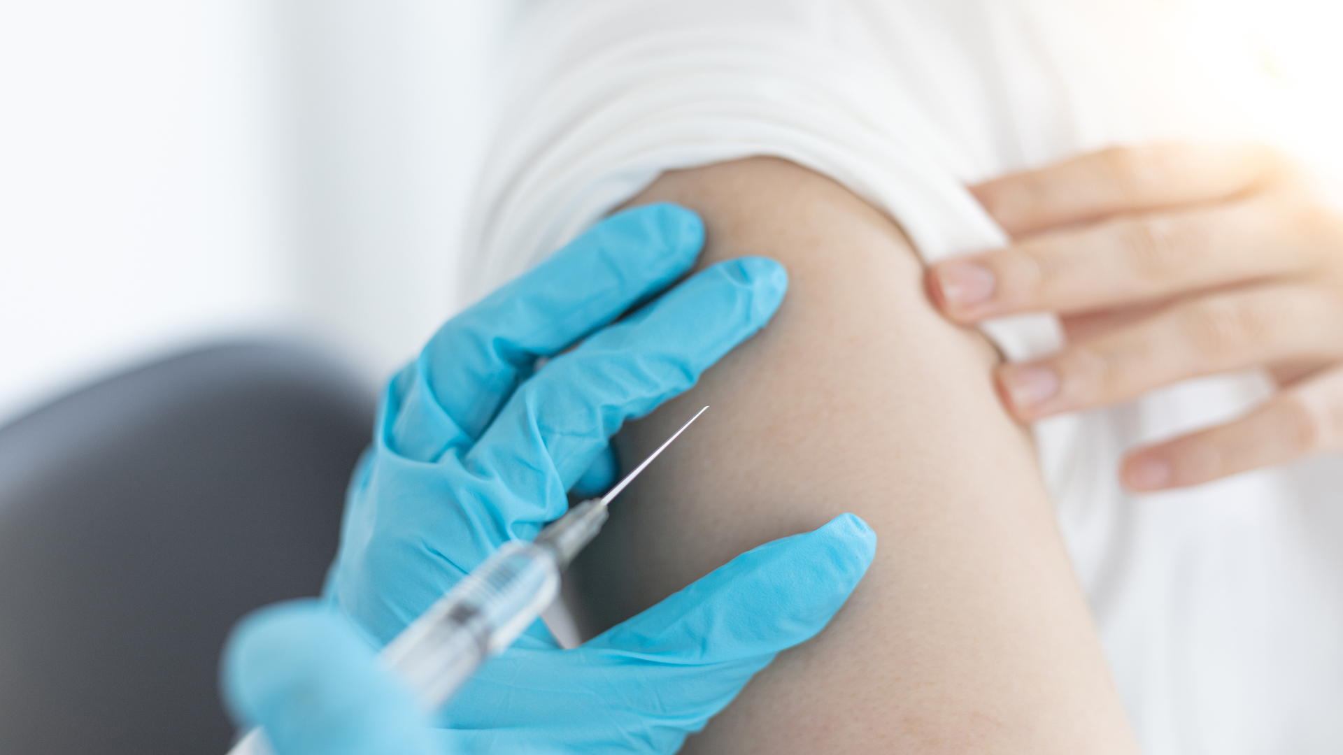 La FDA aprueba vacunas de refuerzo de Covid-19 enfocadas en Ómicron