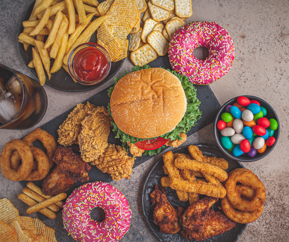 Estudio revela relación entre comer alimentos ultraprocesados y el deterioro cognitivo