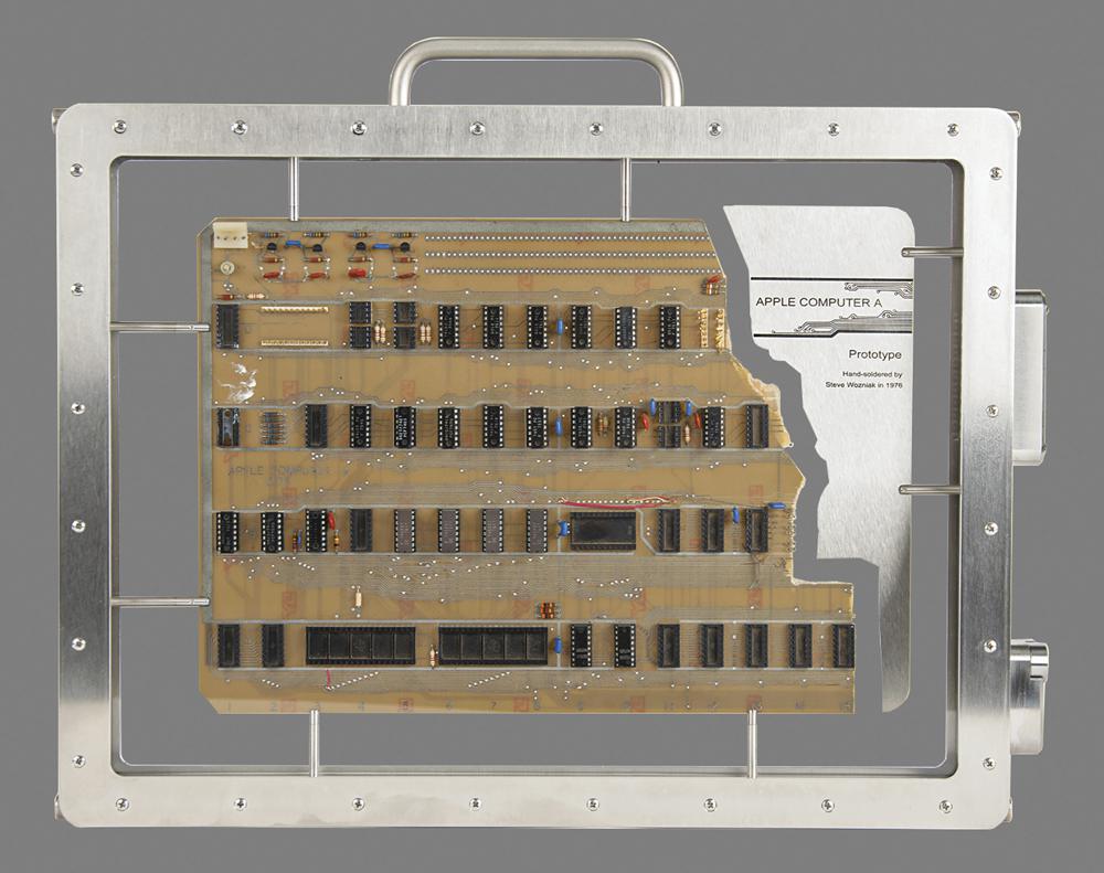 Subastan prototipo de computadora Apple-1 por casi 700 mil dólares