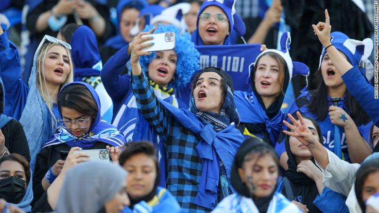  Por primera vez en 40 años, mujeres iraníes asisten a partido de fútbol doméstico