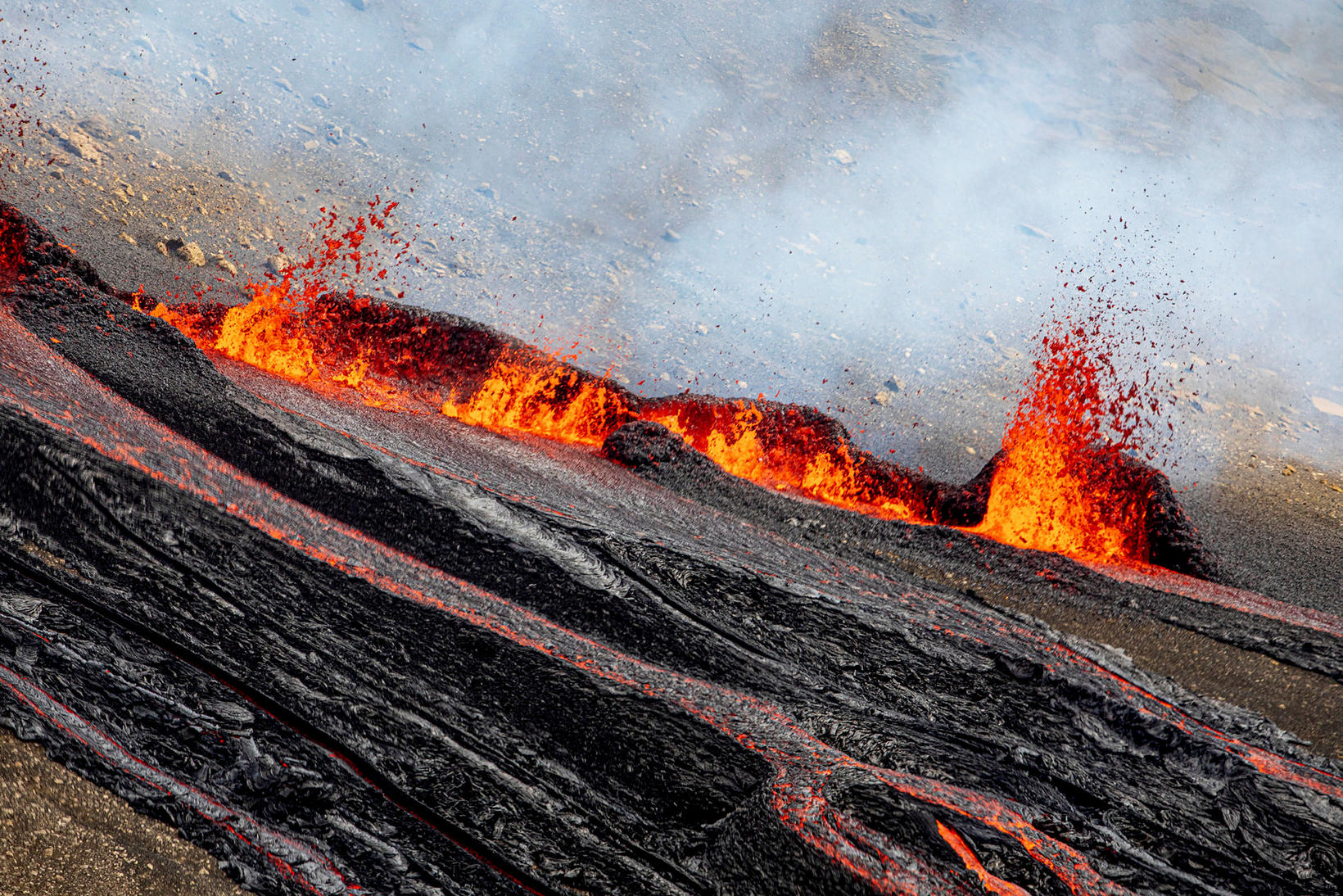 Volcán en Islandia entra en erupción
