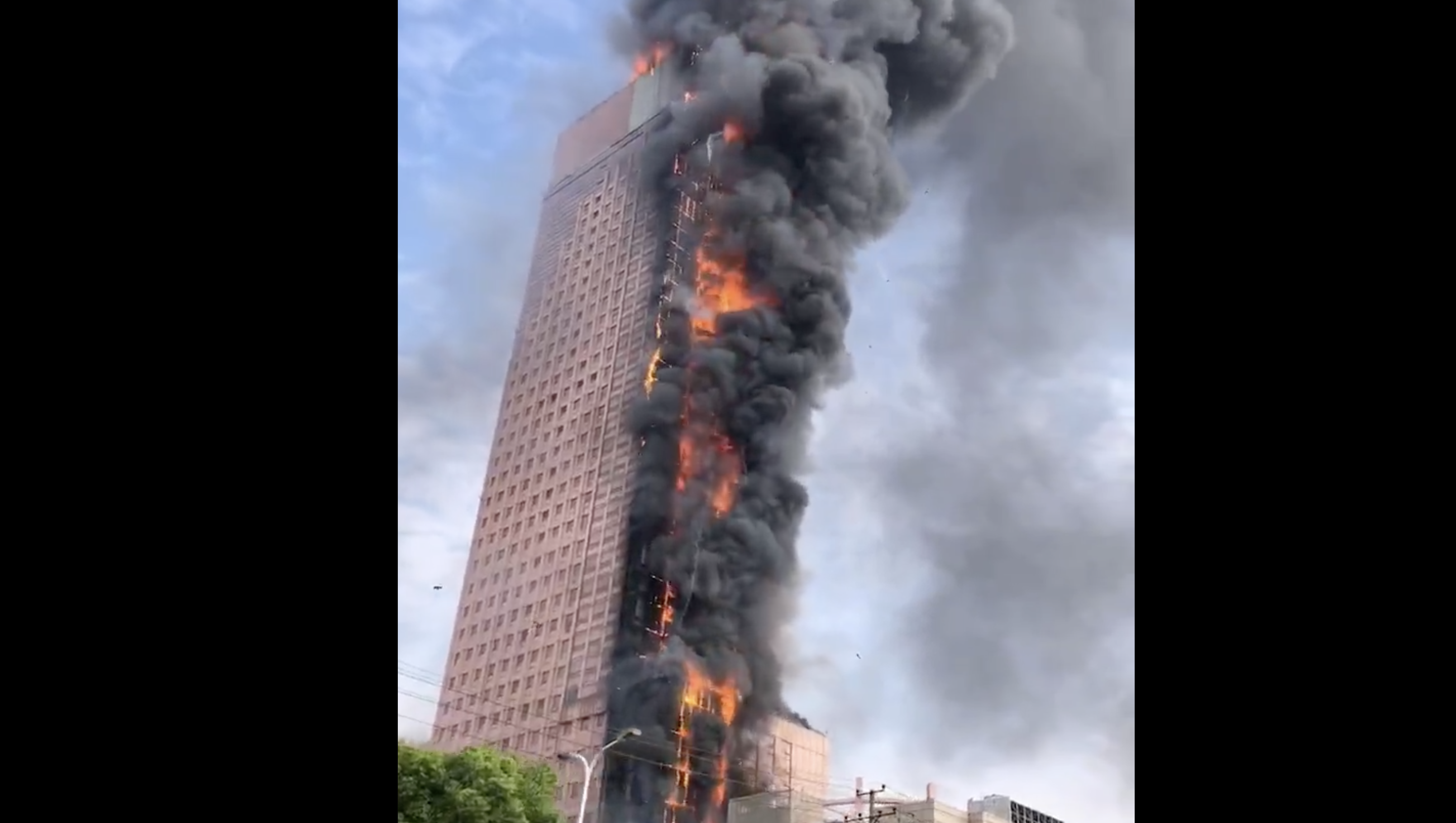 Se incendia rascacielos en China