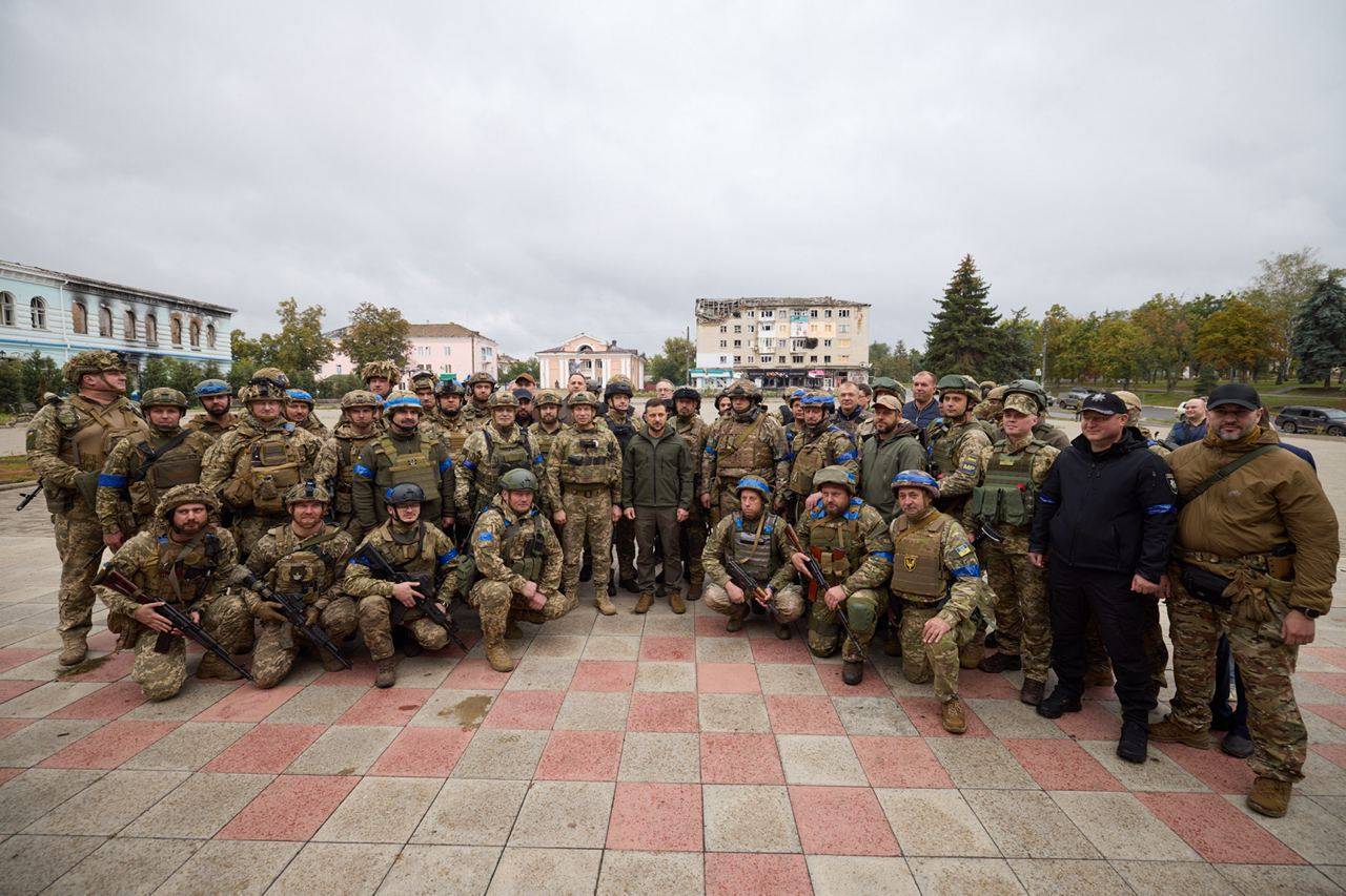 Volodymyr Zelensky llega a Izium, ciudad recientemente liberada por el ejército ucraniano