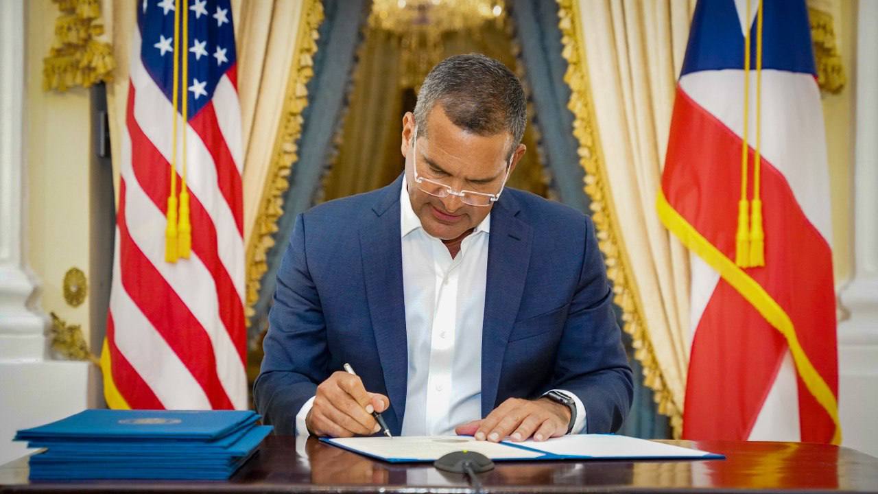 Gobernador firma proclama del Día Mundial de la Salud Mental